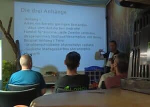 Home 12 Einige Mitarbeiter schauen auf die Präsentation zum Thema "CITES"
